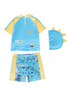 Dreiteiliges Jungen-Badeanzug-Set mit Dinosauriermustern inklusive Oberteil, Hose und Kappe