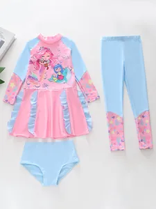 Détail à plat du maillot de bain trois pièces sirène pour filles avec jupe à volants et manches