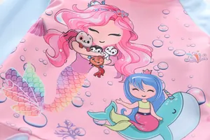 Détail du maillot de bain rose et bleu avec motifs de sirène et créatures marines
