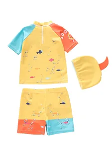 Set da nuoto 3 pezzi da bambino con motivo giraffa, maniche gialle e cuffia con pinna