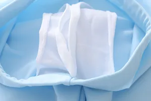 Détail de la doublure en maille blanche et du cordon plat sur un short de bain bleu clair