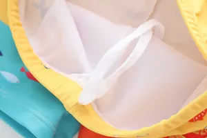 Dettaglio dei pantaloncini da bagno bimbo con fodera a rete e coulisse regolabile
