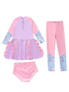 Détail à plat du maillot de bain trois pièces pour filles avec motif coquillage rose