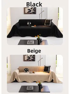 Gros plan des bords ondulés à volants et de la texture jacquard du jeté de canapé en chenille