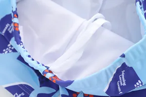 Detail von Kinder-Badehose mit weißem Kordelzug und komfortablem Netzinnenfutter