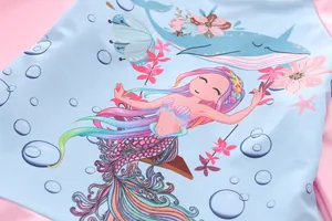 Détail de l'imprimé sirène et baleine sur le maillot de bain à manches longues pour filles