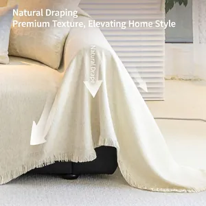Housse de canapé élégante en chenille beige avec texture jacquard et glands sur l'accoudoir