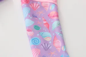 Détail de l'imprimé coquillage et étoile de mer sur tissu maillot de bain lilas