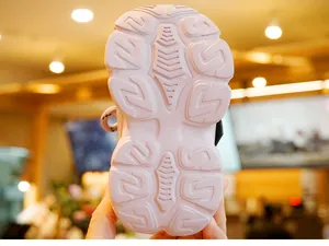 Detail van babyloopschoenen met antislip rubberen zool en golvende gripstructuur