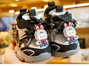Detail van baby loopschoenen met ademend mesh en schattige konijntjes hangers