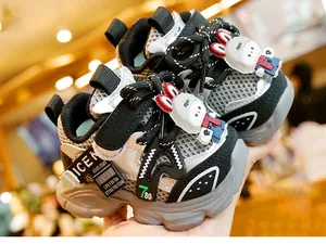 Detail van peutersneakers met schattige konijn-bedel en ademende mesh-stof voor baby's