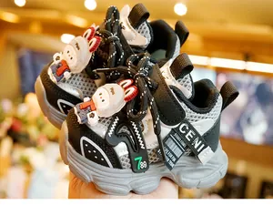 Detail van babyloopschoenen met ademend mesh en schattige 3D-konijntjesdecoratie