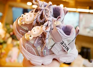 Detail van paarse babyschoenen met ademend mesh en schattige astronauten-decor