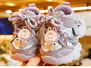 Detail van baby-loopschoen met paars mesh, zilver leer en een roze konijntje decoratie