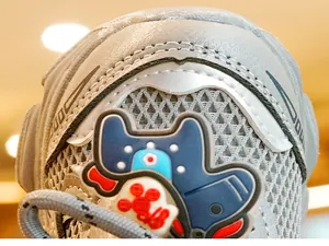 Close-up van ademende mesh en rubberen cartoon-patch op deze baby loopschoenen voor peuters