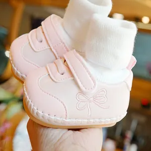 Roze baby loopschoenen met zachte zool, strikborduursel en een witte gebreide kraag