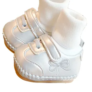 Zilveren babyschoentjes met strikborduurwerk en antislip zachte zool voor baby's