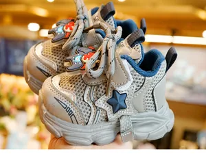 Detail van peuterschoenen van mesh met blauwe stermotieven en antislip rubberen zool