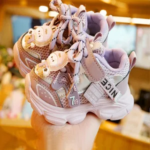 Paarse babyschoenen met cartoondecoratie, ademend gaas en zachte antislipzool voor peuters