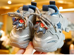 Detail van baby loopschoenen met grijs mesh, blauwe voering en een schattig hobbelpaard