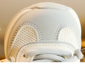 Dettaglio della maglia traspirante e cuciture rinforzate su scarpe per bambini