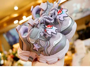 Detail van baby-loopschoenen met ademend gaas en dikke antislipzool voor beginners