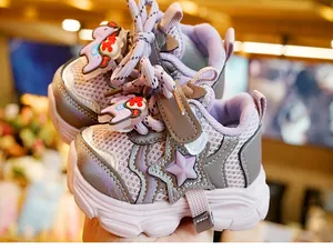 Detail van peuterschoenen van ademend mesh met een schattige eenhoorn-decoratie