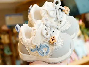 Dettaglio scarpe primi passi neonato con mesh traspirante e perline decorative in legno