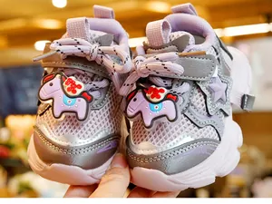 Detail van baby loopschoenen met paarse pony badge en ademend mesh bovenwerk
