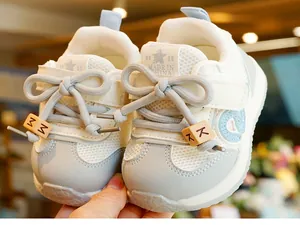 Dettaglio scarpa primi passi bimbo con mesh traspirante e perline decorative in legno