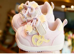 Dettaglio scarpa primi passi rosa in mesh traspirante con chiusura a strappo gialla