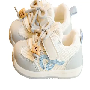 Scarpe da ginnastica traspiranti per neonati con rete, velcro e perline per bambini