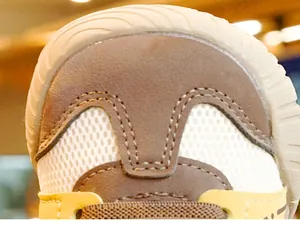 Gros plan de chaussures de marche avec mesh respirant et bout renforcé pour bébés de 1 à 3 ans