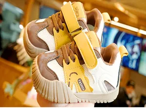 Détails de baskets pour tout-petits avec maille respirante, semelle antidérapante et velcro