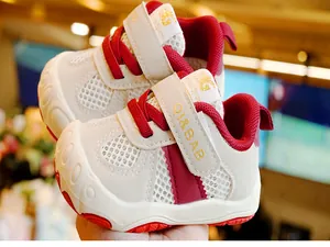 Dettaglio scarpa sportiva per bambini con tomaia in mesh, inserti rossi e velcro