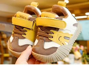 Détail de chaussure pour bébé avec mesh respirant et semelle en caoutchouc antidérapante