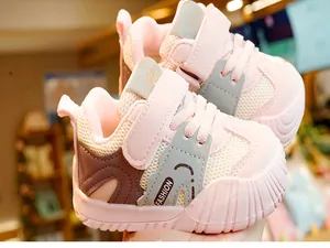 Détail de chaussures de marche roses pour bébés avec maille respirante et semelle antidérapante