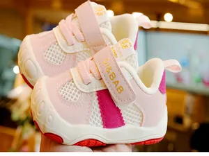 Dettaglio di sneakers per neonati in mesh rosa traspirante con suole in gomma antiscivolo