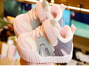 Détails des chaussures bébé roses avec maille respirante et fermeture velcro