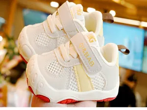 Dettagli scarpe primi passi in mesh traspirante con suola in gomma antiscivolo flessibile