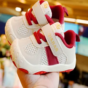 Sneakers traspiranti per neonati in crema e rosso con suole antiscivolo per bambini 1-2 anni