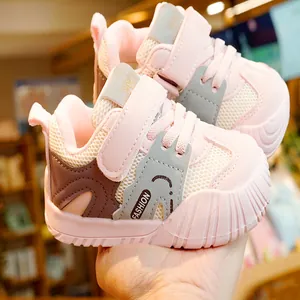 Chaussures de marche roses pour bébés avec semelles antidérapantes et velcro
