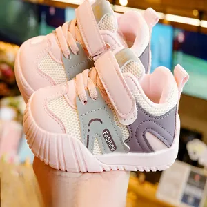 Chaussures bébé roses respirantes avec semelles antidérapantes et fermeture velcro