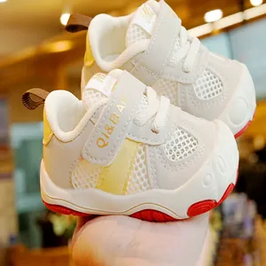 Scarpe primi passi in rete crema con dettagli gialli e suola rossa antiscivolo