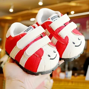 Scarpe primi passi rosse per neonati con ricamo cartoon e suola in gomma antiscivolo