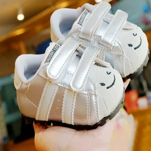 Scarpe primi passi argento metallizzato con velcro e ricamo sorriso per neonati