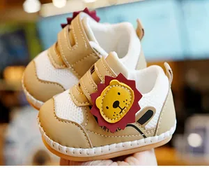 Detail van baby loopschoenen met zachte zool, ademend gaas en schattig leeuwenontwerp