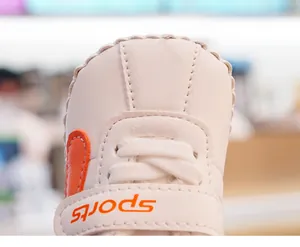 Nahaufnahme der weichen Leder-Lauflernschuhe für Babys mit Klettverschluss-Detail