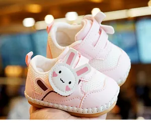 Detailweergave van roze baby-loopschoenen met konijnenpatch en antislip zachte zool