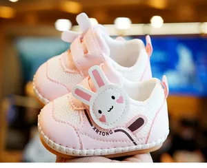 Close-up van roze babyschoentjes met ademend mesh en een schattige konijnenapplicatie